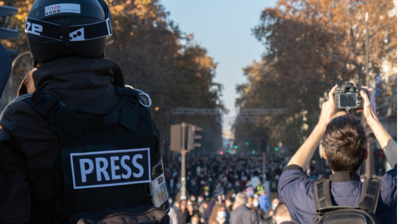 Gazetecilerin Neden Sırtlarına 'Press' Yazıyor